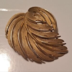 VINTAGE ANTIQUE PIN BROOCH- Designer Signed Lisner Gold Tone Leaf Feather